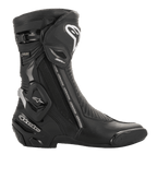 Alpinestars SMX Plus V2 GORE-TEX laars, sportieve motorlaars, zwart en zilver, zijaanzicht met wit Alpinestars-logo, beschermende scheenplaat en GORE-TEX-branding, ontworpen voor hoogwaardige race- en wegprestaties