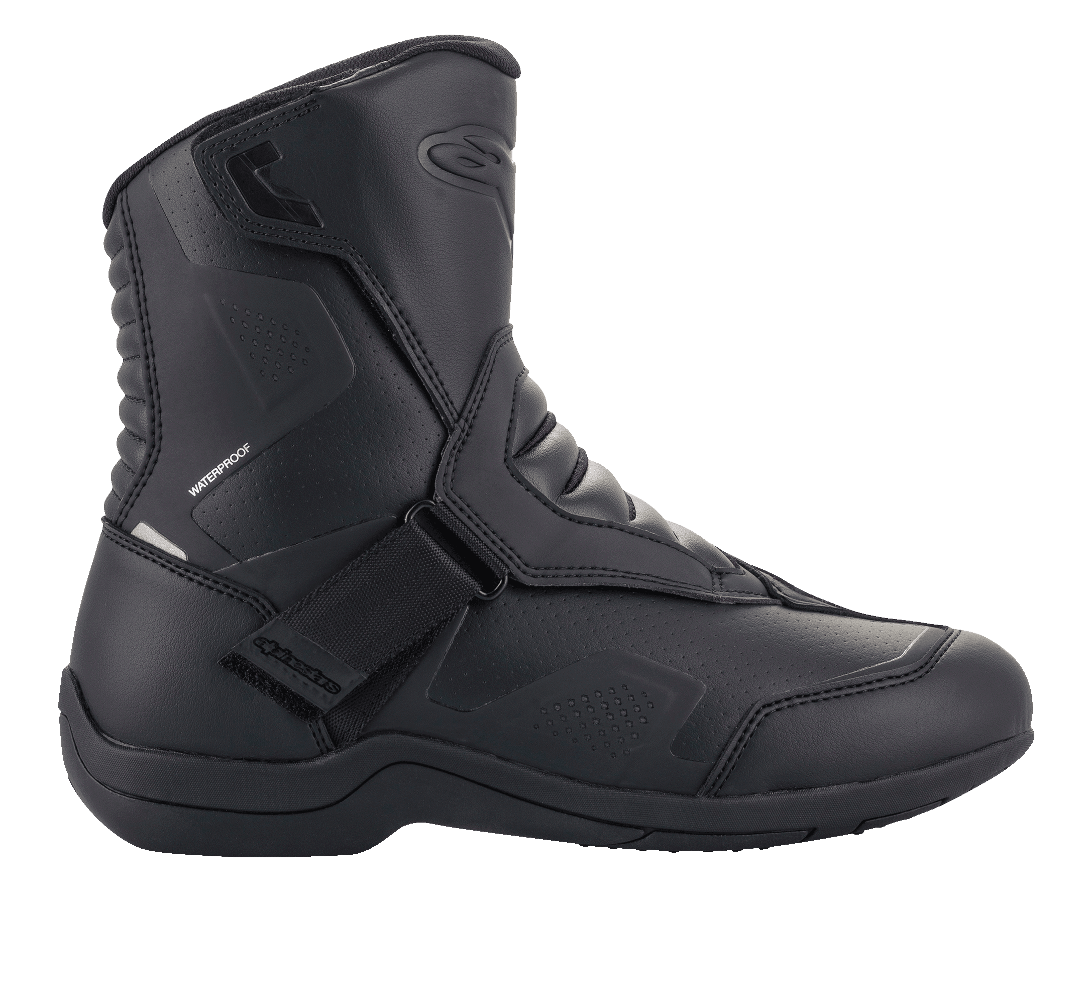 Alpinestars Ridge V2 Waterproof laars, zijaanzicht van zwarte tech touring motorlaars, duurzame microvezelconstructie met geperforeerde panelen, brede klittenbandsluiting, harmonica flex-zones bij de enkel, gestroomlijnd waterdicht ontwerp voor motorrijden in alle weersomstandigheden
