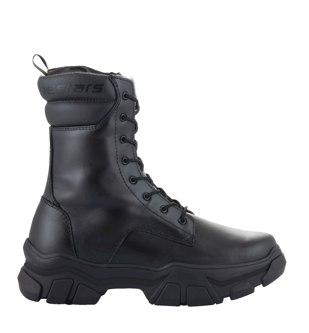 Alpinestars Ava dameslaarzen, urban motorlaarzen, zwart, zijprofiel, grove verhoogde rubberen zool, volnerf lederen constructie, vetersluiting, op utility geïnspireerd ontwerp voor op en naast de motor.
