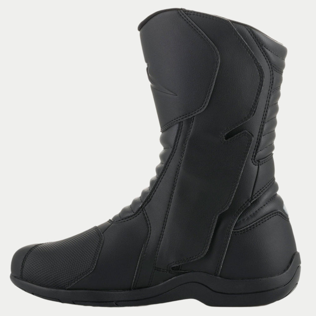 Alpinestars Origin Drystar® laarzen, zwarte touring motorlaarzen, zijaanzicht van de binnenzijde met de flap van het instapsysteem, microvezel bovenwerk met accordeon-flexzones aan de voor- en achterkant, duurzaam waterdicht ontwerp voor weg- en adventure-ritten