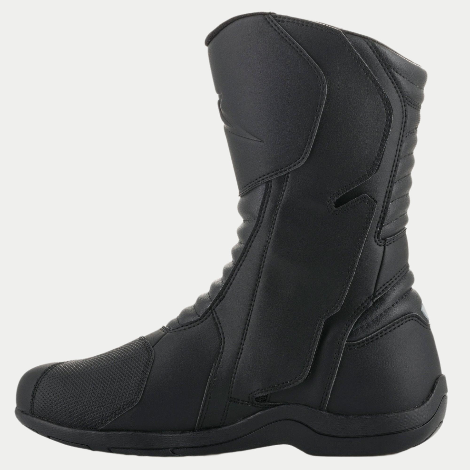 Alpinestars Origin Drystar® laarzen, zwarte touring motorlaarzen, zijaanzicht van de binnenzijde met de flap van het instapsysteem, microvezel bovenwerk met accordeon-flexzones aan de voor- en achterkant, duurzaam waterdicht ontwerp voor weg- en adventure-ritten