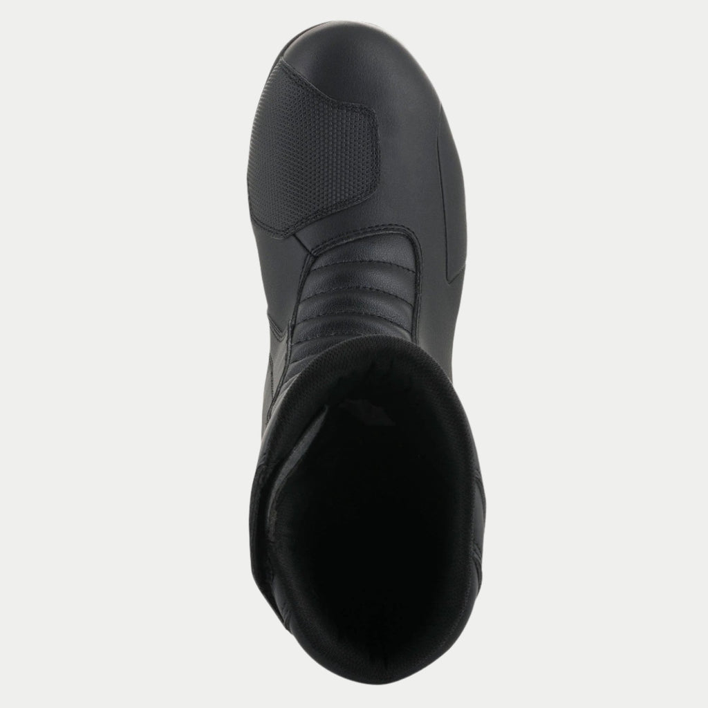Alpinestars Origin Drystar® laarzen, zwart, bovenaanzicht met de synthetische schakelpad en accordeon-flexzone aan de voorzijde, duurzame microfiber constructie, waterdichte touring en adventure motorlaarzen