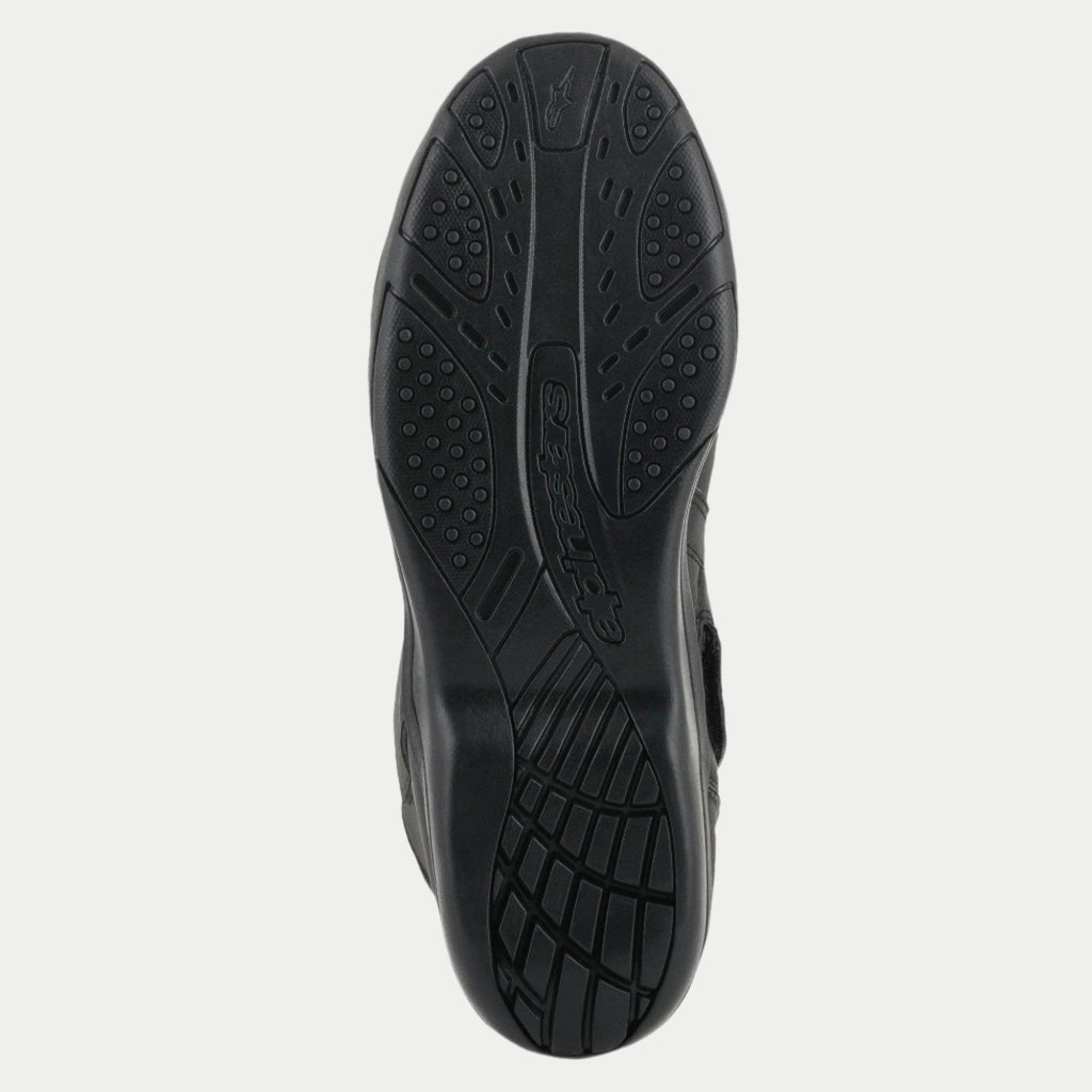 Alpinestars Origin Drystar® laarzen, zwart, detailweergave van de rubberen buitenzool, getextureerd grippatroon met logo in reliëf, duurzame zool voor motortouring