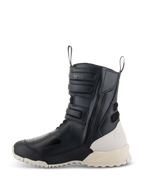 Alpinestars Stella RT-7 Touring Drystar® dameslaarzen, zwart en wit, zijprofiel van een hoge touring motorlaars met microvezelconstructie, ritssluiting aan de zijkant met verstelbare bandjes en een contrasterende gebroken witte hiel en zool.