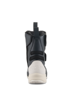 Alpinestars Stella RT-7 Touring Drystar® dameslaarzen, achteraanzicht, zwart en wit, met een witte versterkte hielkap voorzien van Drystar-branding, een treklus aan de achterzijde en textiele accordeonpanelen voor flexibiliteit.
