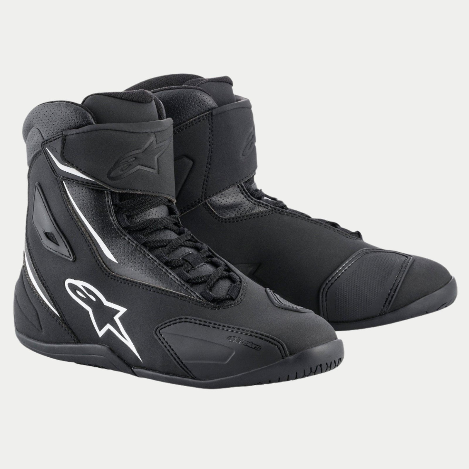 Alpinestars Fastback 2 schoenen, motorschoenen, zwart, hoog model met vetersluiting en klittenband enkelriem, voorzien van een wit Alpinestars-logo op de zijkant en een sportief, gestroomlijnd profiel