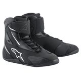 Alpinestars Fastback 2 schoenen, motorschoenen, zwart met wit logo en accenten, hoog model van nubuck microvezel, vetersluiting met klittenband aan de enkel en TPR-beschermingspanelen.