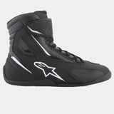 Alpinestars Fastback 2 schoenen, zwarte motorschoenen, zijaanzicht met wit logo, vetersluiting en klittenbandsluiting, bovenwerk van nubuck microvezel, TPR laterale slider