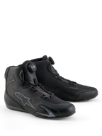Alpinestars Celer schoenen, motorschoenen, zwart en donkergrijs, met geïntegreerd Rotor-sluitingssysteem voor een nauwkeurige pasvorm, technische microvezelconstructie met geperforeerd sterlogo, laag sportontwerp voor racen en straatgebruik