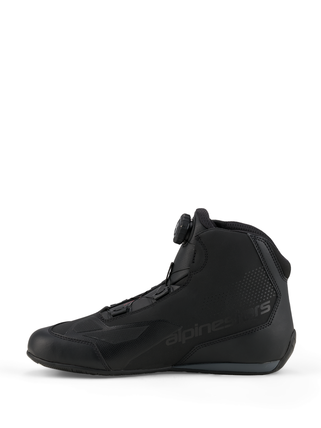 Alpinestars Celer Schoenen, sport- en race-rijschoenen, zwart en donkergrijs, zijaanzicht met de geïntegreerde draaiknop van het Rotor Closure System, technische microvezelconstructie met Alpinestars-branding, gestroomlijnd ontwerp voor prestaties