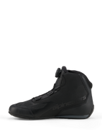 Alpinestars Celer Schoenen, sport- en race-rijschoenen, zwart en donkergrijs, zijaanzicht met de geïntegreerde draaiknop van het Rotor Closure System, technische microvezelconstructie met Alpinestars-branding, gestroomlijnd ontwerp voor prestaties