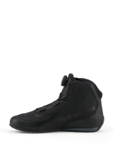 Alpinestars Celer Schoenen, sport- en race-rijschoenen, zwart en donkergrijs, zijaanzicht met de geïntegreerde draaiknop van het Rotor Closure System, technische microvezelconstructie met Alpinestars-branding, gestroomlijnd ontwerp voor prestaties