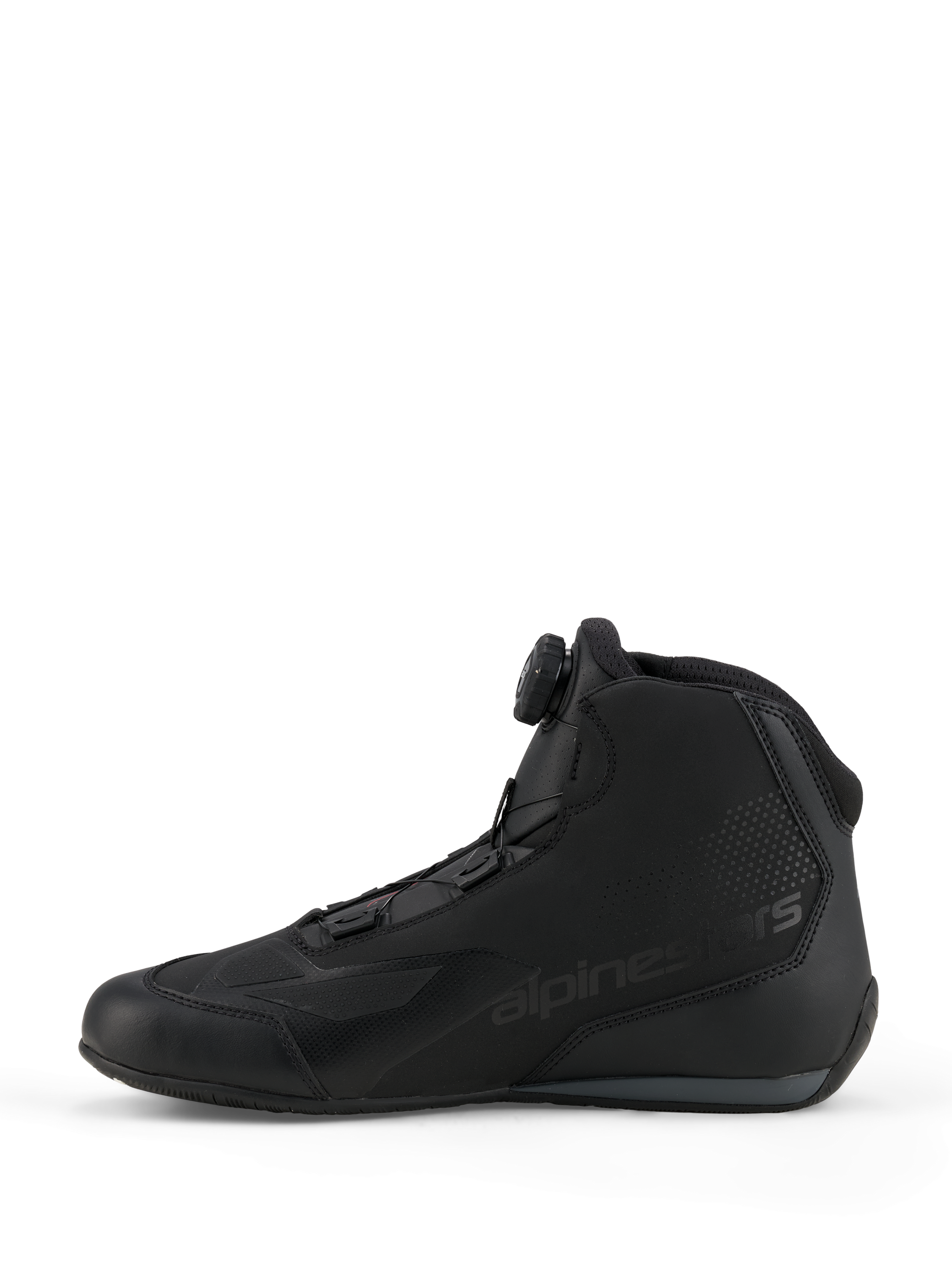 Alpinestars Celer Schoenen, sport- en race-rijschoenen, zwart en donkergrijs, zijaanzicht met de geïntegreerde draaiknop van het Rotor Closure System, technische microvezelconstructie met Alpinestars-branding, gestroomlijnd ontwerp voor prestaties