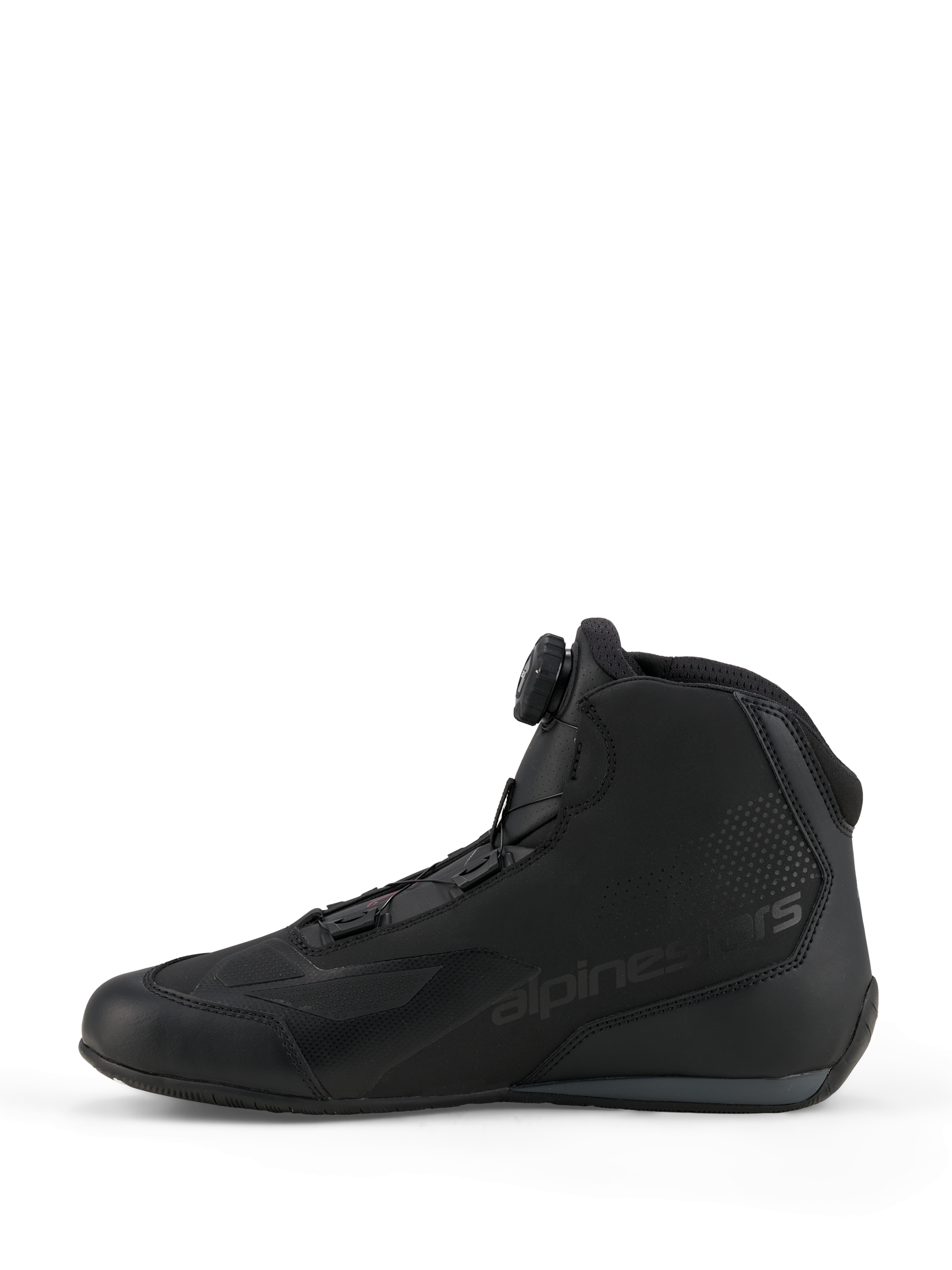 Alpinestars Celer Schoenen, sport- en race-rijschoenen, zwart en donkergrijs, zijaanzicht met de geïntegreerde draaiknop van het Rotor Closure System, technische microvezelconstructie met Alpinestars-branding, gestroomlijnd ontwerp voor prestaties