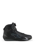 Alpinestars Celer schoenen, motorschoenen, zwart en donkergrijs, zijaanzicht met de draaiknop van het Rotor Closure System op de tong, technisch microvezel bovenwerk met grijs Alpinestars-logo, gestroomlijnd sport- en raceprofiel