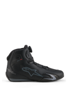 Alpinestars Celer schoenen, motorschoenen, zwart en donkergrijs, zijaanzicht met de draaiknop van het Rotor Closure System op de tong, technisch microvezel bovenwerk met grijs Alpinestars-logo, gestroomlijnd sport- en raceprofiel