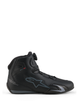 Alpinestars Celer schoenen, motorschoenen, zwart en donkergrijs, zijaanzicht met de draaiknop van het Rotor Closure System op de tong, technisch microvezel bovenwerk met grijs Alpinestars-logo, gestroomlijnd sport- en raceprofiel