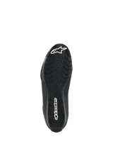 Alpinestars Celer Schoenen, onderkant van de zool, zwart oliebestendig rubbermengsel met getextureerd golvend grippatroon, voorzien van witte Alpinestars-branding op de neus en hiel, ontworpen voor grip op de voetsteunen van de motor