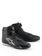 Alpinestars Celer Shoes, motorschoenen, zwart en wit, voorzien van de draaiknop van het Rotor-sluitingssysteem, groot wit Astar-logo aan de zijkant, slanke technische microvezelconstructie voor sportieve straatprestaties