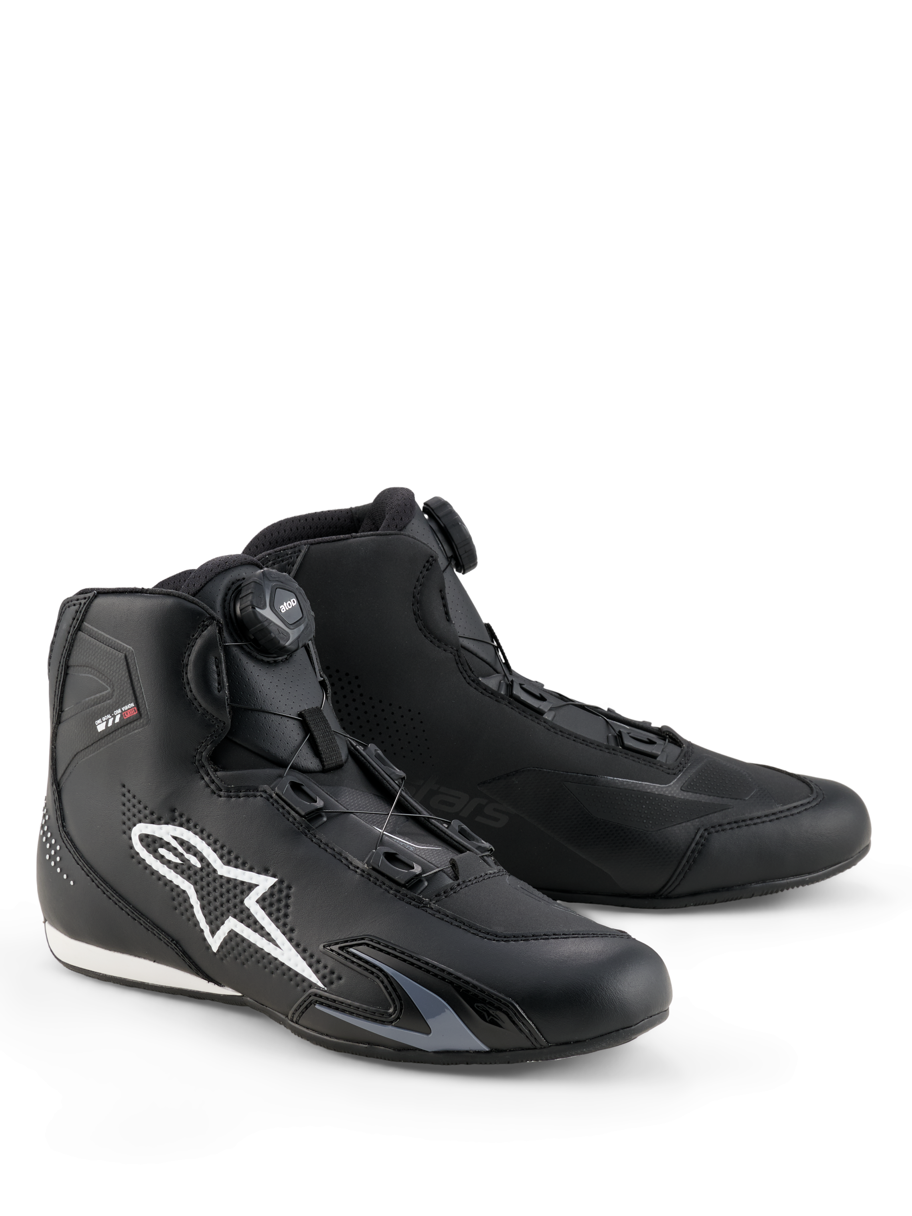 Alpinestars Celer Shoes, motorschoenen, zwart en wit, voorzien van de draaiknop van het Rotor-sluitingssysteem, groot wit Astar-logo aan de zijkant, slanke technische microvezelconstructie voor sportieve straatprestaties