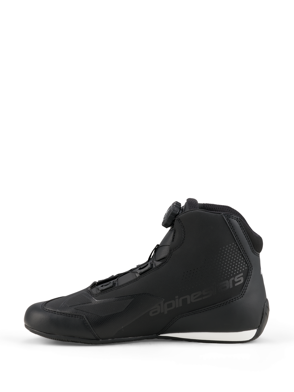 Alpinestars Celer schoenen, motorschoenen, zwart en wit, zijprofiel met de draaiknop van het Rotor Sluitingssysteem, slanke microvezelconstructie met logo in reliëf en wit contrast op de hiel.