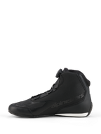 Alpinestars Celer schoenen, motorschoenen, zwart en wit, zijprofiel met de draaiknop van het Rotor Sluitingssysteem, slanke microvezelconstructie met logo in reliëf en wit contrast op de hiel.