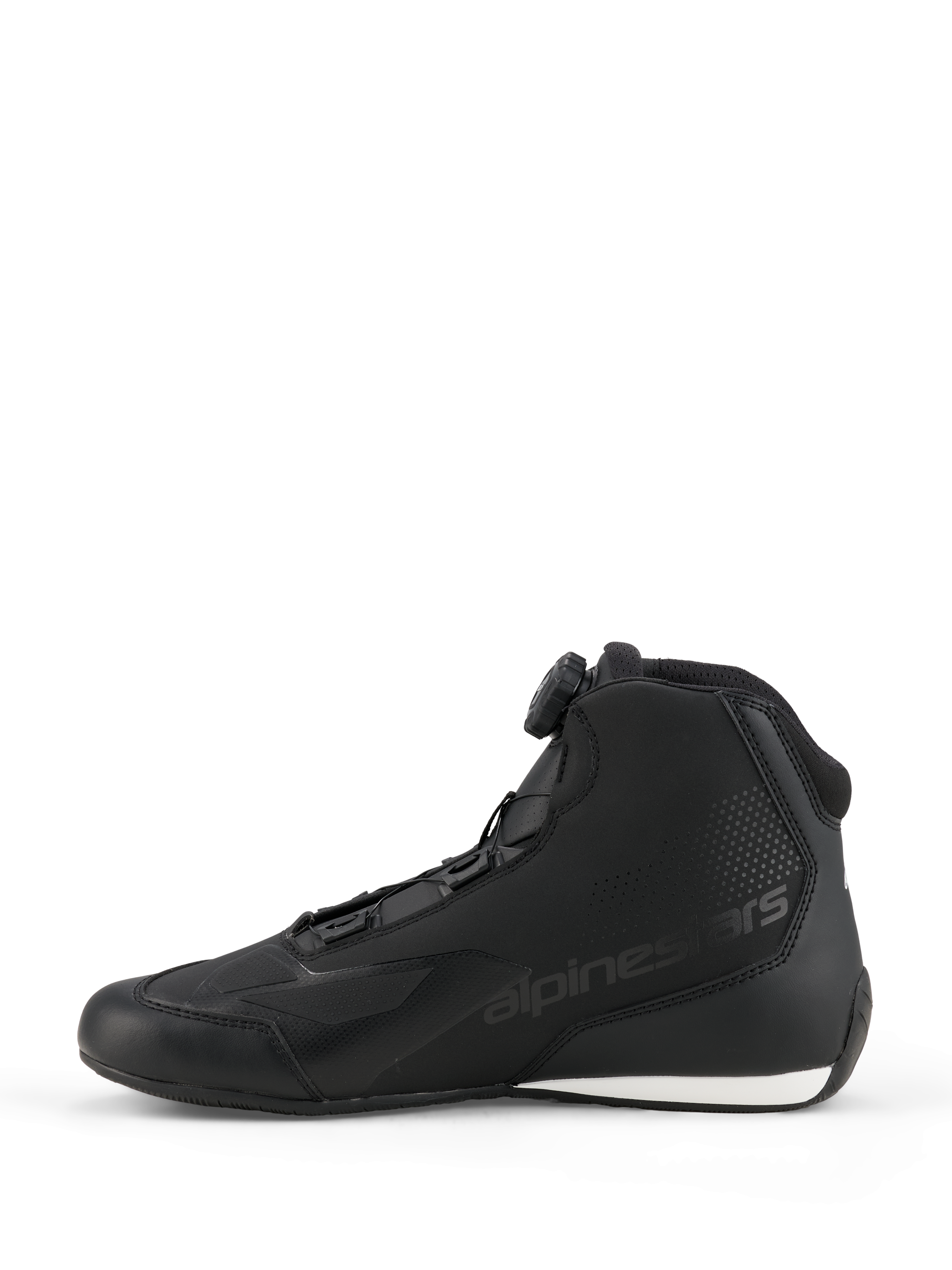 Alpinestars Celer schoenen, motorschoenen, zwart en wit, zijprofiel met de draaiknop van het Rotor Sluitingssysteem, slanke microvezelconstructie met logo in reliëf en wit contrast op de hiel.