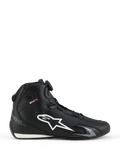 Alpinestars Celer Schoenen, motorschoenen, zwart en wit, lateraal zijprofiel met groot wit sterlogo, draaiknop van het Rotor-sluitingssysteem voor pasvormaanpassing, en een strak sportief silhouet