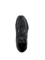 Alpinestars Celer Schoenen, zwart en wit, bovenaanzicht met focus op de draaiknop van het Rotor Sluitingssysteem, technische microvezelconstructie, strak sportief rij-silhouet