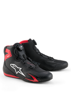Alpinestars Celer schoenen, motorschoenen, zwart en felrood, voorzien van wit Astars-logo, micrometrisch draaisluitingssysteem en technische microvezelconstructie met rode TPU-accenten, gestroomlijnd sportief ontwerp voor racen en rijden op de weg