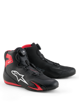 Alpinestars Celer schoenen, motorschoenen, zwart en felrood, voorzien van wit Astars-logo, micrometrisch draaisluitingssysteem en technische microvezelconstructie met rode TPU-accenten, gestroomlijnd sportief ontwerp voor racen en rijden op de weg