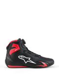 Alpinestars Celer schoenen, motorschoenen, zwart en felrood, zijaanzicht met wit Alpinestars-logo, Rotor-sluitingssysteem, rode TPU-enkelbescherming en gestroomlijnde microvezelconstructie voor sport en racing