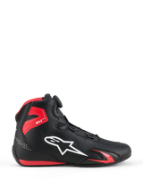 Alpinestars Celer schoenen, motorschoenen, zwart en felrood, zijaanzicht met wit Alpinestars-logo, Rotor-sluitingssysteem, rode TPU-enkelbescherming en gestroomlijnde microvezelconstructie voor sport en racing