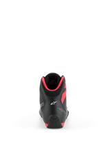 Alpinestars Celer schoenen, motorschoenen, zwart en felrood, achteraanzicht met wit Astar-logo op de hiel en felrode kraagvulling, strak sportief prestatiegericht ontwerp