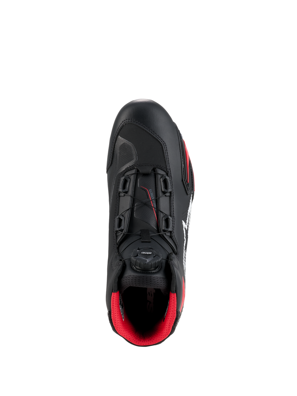 Alpinestars Celer Schoenen, zwart en felrood, bovenaanzicht met de focus op de draaiknop van het Rotor-sluitingssysteem, technische microvezelconstructie en opvallende rode binnenvoering, sportieve motorschoenen
