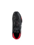 Alpinestars Celer Schoenen, zwart en felrood, bovenaanzicht met de focus op de draaiknop van het Rotor-sluitingssysteem, technische microvezelconstructie en opvallende rode binnenvoering, sportieve motorschoenen