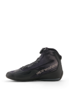 Alpinestars Celer Superair schoenen, zwart en donkergrijs, sportieve motorschoenen, zijaanzicht met bovenwerk van textiel met hoge luchtstroom, Rotor-sluitingssysteem en grijs Alpinestars-logo op de zijkant.
