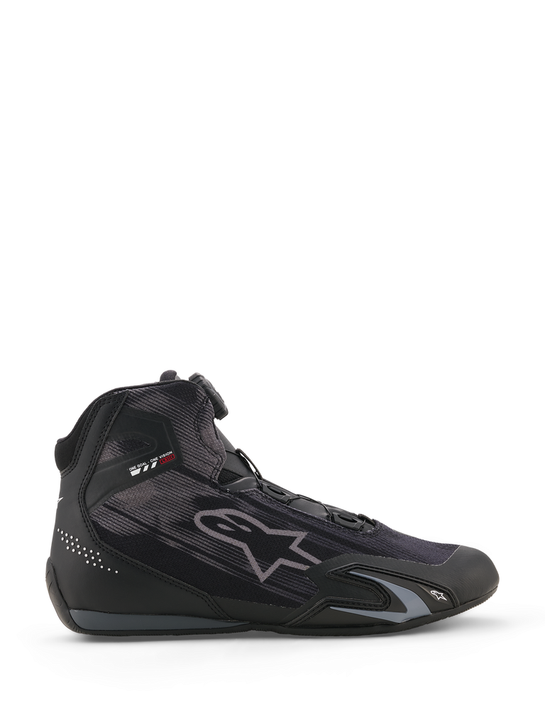 Alpinestars Celer Superair schoenen, motorschoenen, zwart en donkergrijs, zijprofiel met textielconstructie voor hoge luchtstroom, voorzien van een Rotor-sluitingssysteem en beschermende TPU-verstevigingen, gestroomlijnd sportief motorsportontwerp.