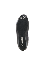 Alpinestars Celer Superair schoenen, motorschoenen, zwart en donkergrijs, onderaanzicht van de getextureerde oliebestendige rubberen buitenzool, met wit Alpinestars sterlogo op de neus en woordmerk op de hiel
