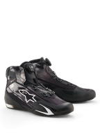 Alpinestars Celer Superair schoenen, motorschoenen, zwart en wit, voorzien van een Rotor-sluitingssysteem met draaiknop op de tong, wit sterlogo op een ademend textiel bovenwerk en een sportief low-profile ontwerp.