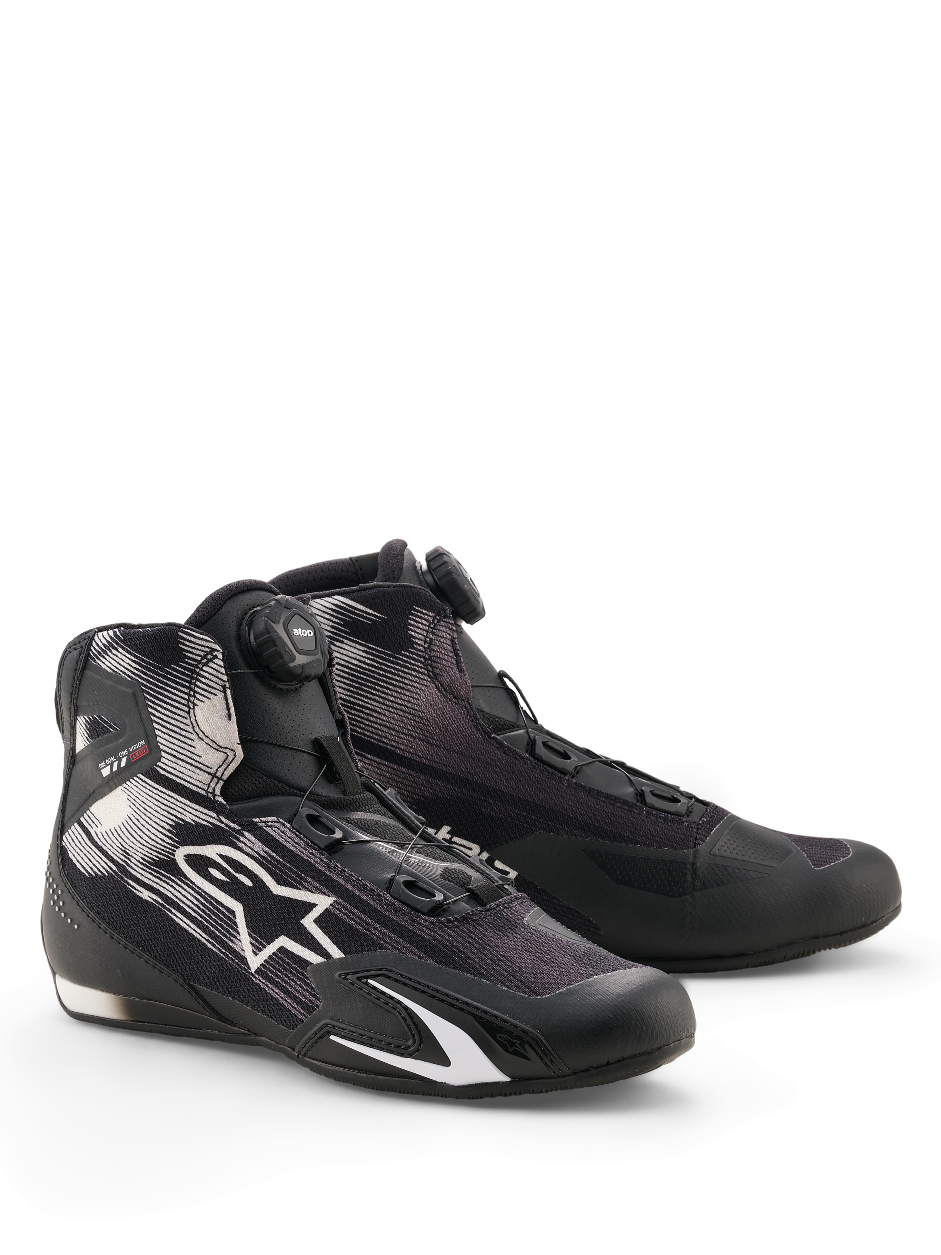 Alpinestars Celer Superair schoenen, motorschoenen, zwart en wit, voorzien van een Rotor-sluitingssysteem met draaiknop op de tong, wit sterlogo op een ademend textiel bovenwerk en een sportief low-profile ontwerp.