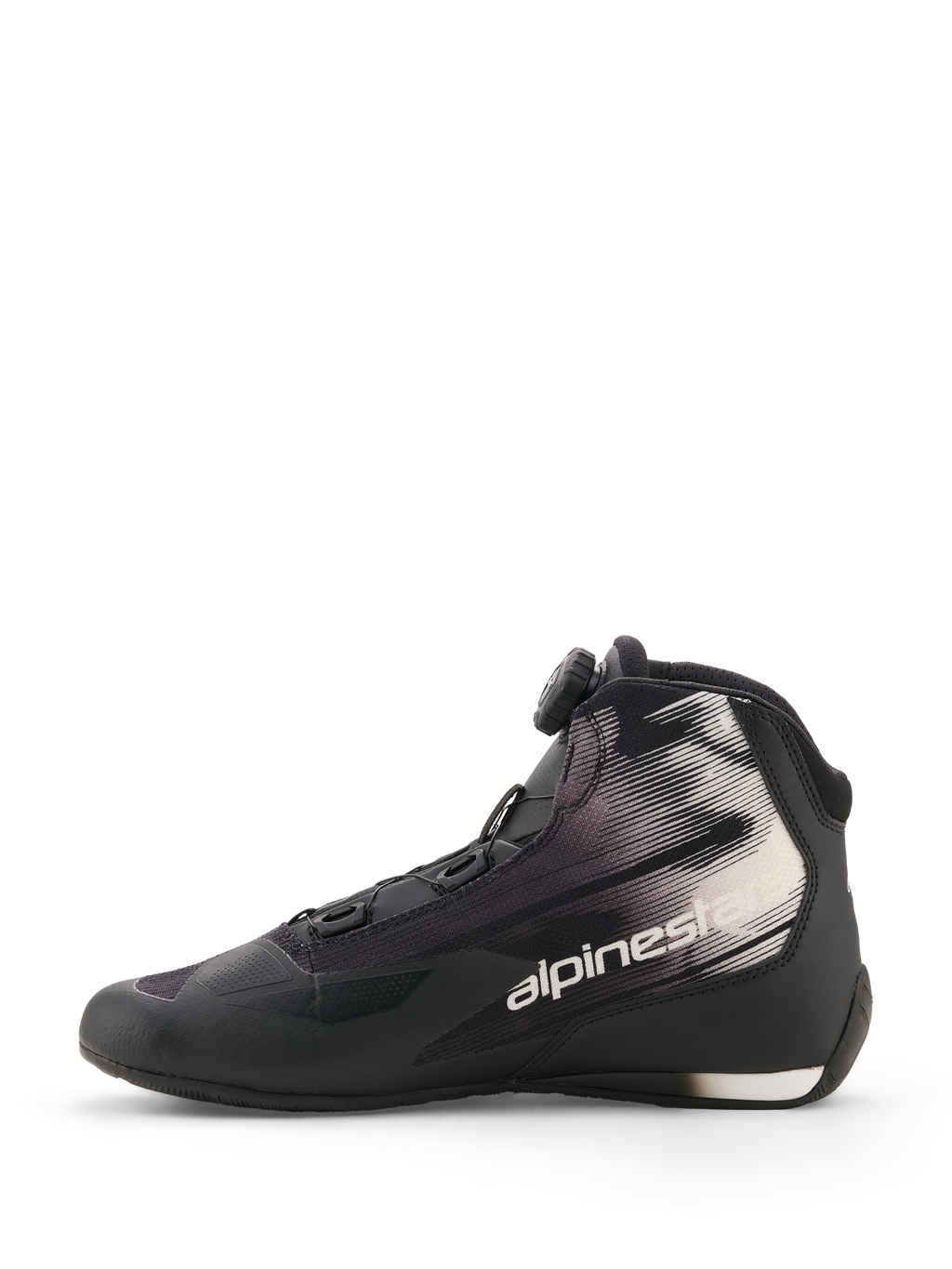 Alpinestars Celer Superair Schoenen, zwart en wit, motorschoenen, zijaanzicht, voorzien van Rotor-sluitingssysteem draaiknop, bovenwerk van textiel met witte grafische patronen en Alpinestars-logo, sportief en vrijetijdsontwerp