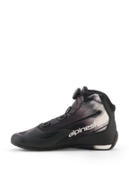Alpinestars Celer Superair Schoenen, zwart en wit, motorschoenen, zijaanzicht, voorzien van Rotor-sluitingssysteem draaiknop, bovenwerk van textiel met witte grafische patronen en Alpinestars-logo, sportief en vrijetijdsontwerp