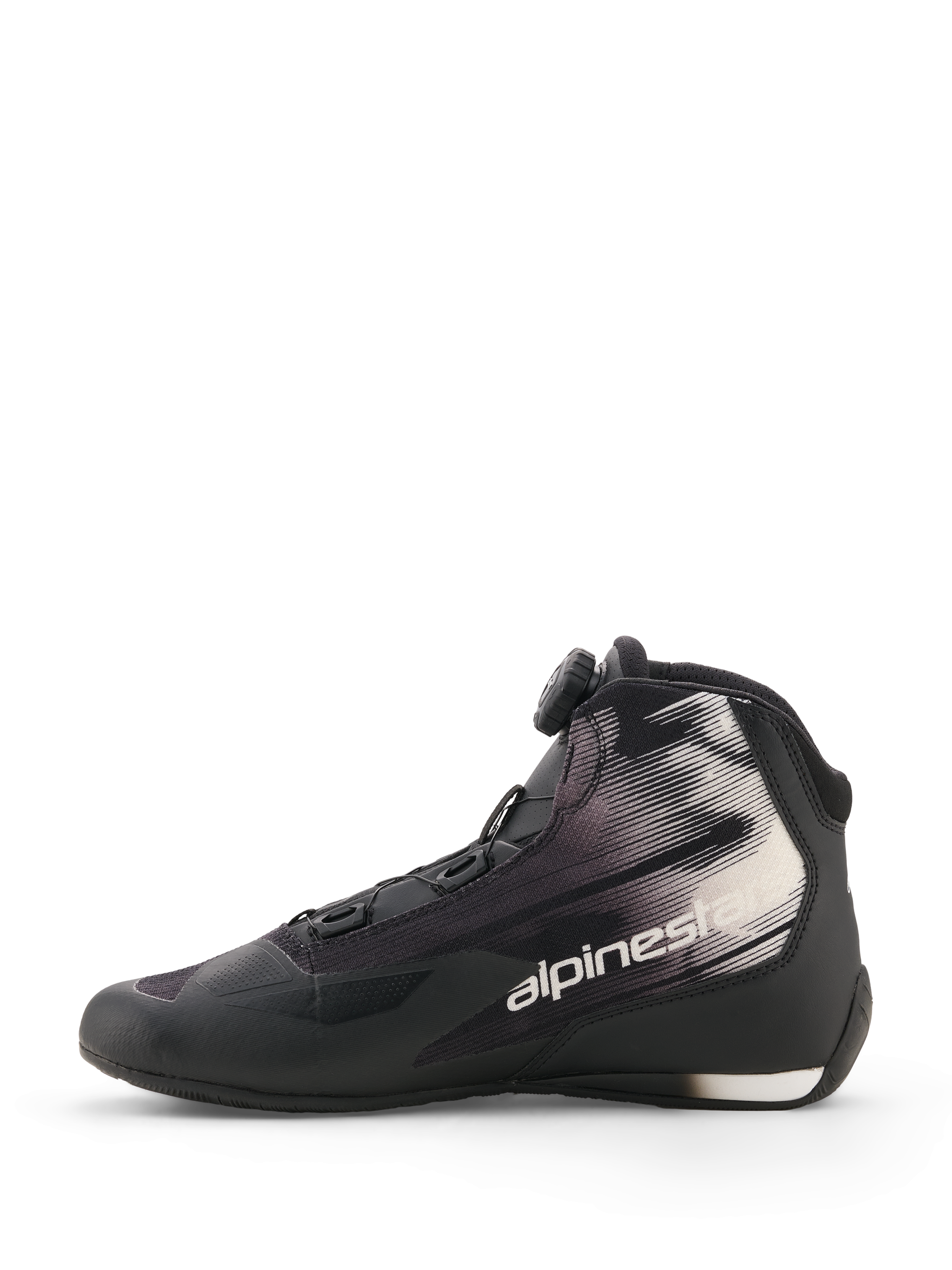 Alpinestars Celer Superair Schoenen, zwart en wit, motorschoenen, zijaanzicht, voorzien van Rotor-sluitingssysteem draaiknop, bovenwerk van textiel met witte grafische patronen en Alpinestars-logo, sportief en vrijetijdsontwerp