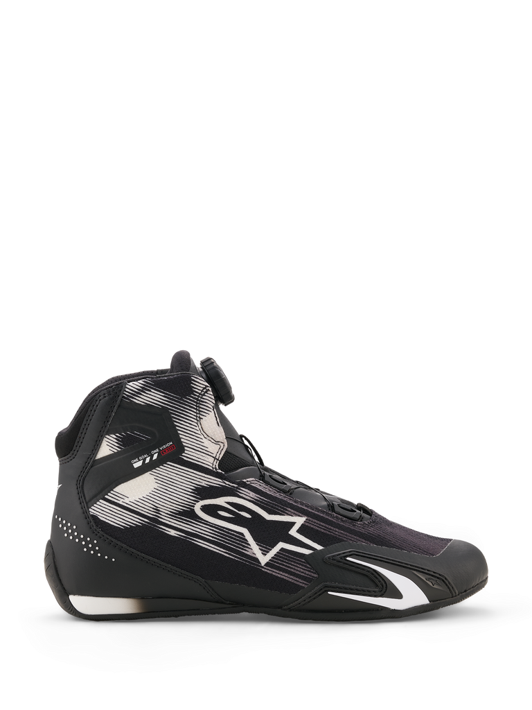 Alpinestars Celer Superair schoenen, motorschoenen, zwart en wit, zijaanzicht met witte grafische patronen en groot Astar-logo, Rotor-sluitingssysteem op de tong, TPU-enkelbescherming met 'ONE GOAL ONE VISION' branding, ademend bovenwerk van textiel voor prestaties bij warm weer