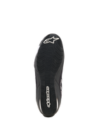 Alpinestars Celer Superair schoenen, motorschoenen, zwart en wit, onderaanzicht van de oliebestendige rubberen buitenzool met getextureerd loopvlak, wit Alpinestars-logo op de hiel en merknaam in het midden voor grip en prestaties
