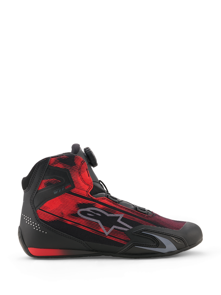 Alpinestars Celer Superair schoenen, motorschoenen, zwart en felrood, zijaanzicht met een gestreept grafisch bovenwerk van textiel, grijs Alpinestars-logo en Rotor Sluitingssysteem-draaiknop, sportieve performance-schoenen voor motorrijders