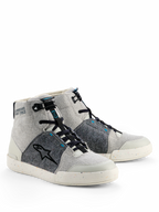 Alpinestars Circal rijschoenen, stedelijke motorschoenen, grijs, zwart en Methyl Blue, hoge sneakerstijl met lichtgrijs canvas en donkergrijze panelen van gerecycled vilt, zwart ster-logo en een gespikkelde rubberen zool