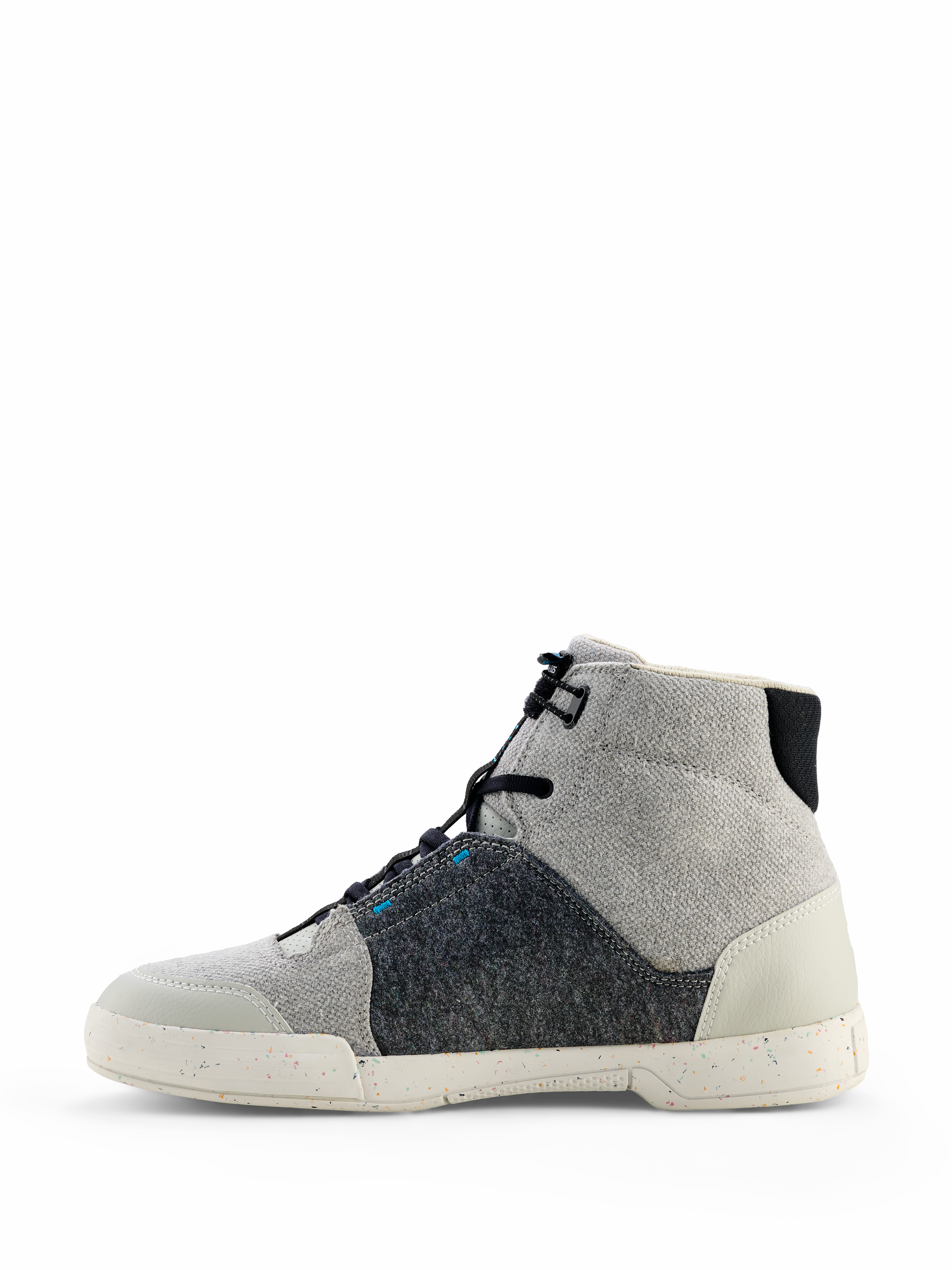 Alpinestars Circal motorschoenen, urban motorschoeisel, grijs, zwart en methylblauw, zijprofiel met canvas en gerecyclede viltmaterialen, gespikkelde gebroken witte zool, high-top casual stijl voor stadsritten
