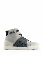 Alpinestars Circal rijschoenen, hoge motorsneaker in Gray Black Methyl Blue, lichtgrijs canvas en donkergrijze panelen van getextureerde stof, witte rubberen zool met kleurrijke gerecyclede spikkels, zwart Alpinestars sterlogo, "ALPINESTARS SINCE 1963" branding op de enkel, moderne urban rijstijl